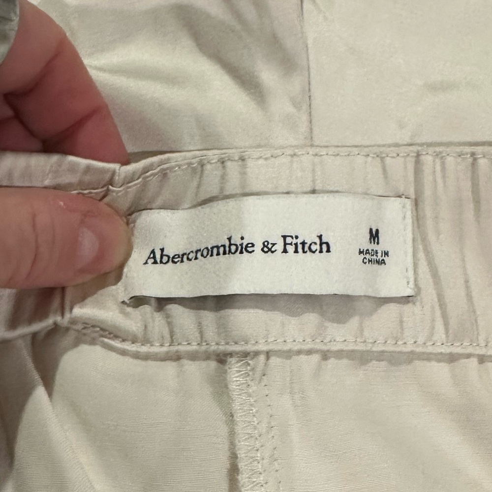 Abercrombie & Fitch Cream Women's silky tailored walking shorts sz medium - Picture 3 of 8